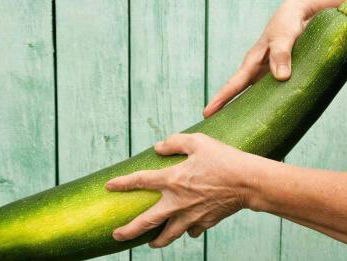 Pinas kan geen seks hebben want zijn piemel is 32 centimeter!