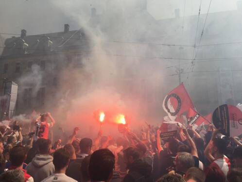 Jeansen bij huldiging Feyenoord: zeker wel 1000 man in de fontein!