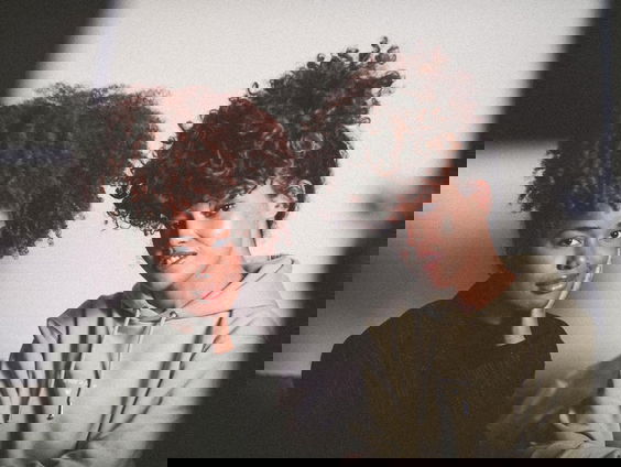 Safia legt uit waarom je nooit (meer) relaxer moet gebruiken voor je haar!