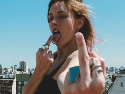 Door middelvinger naar agent het land uit?