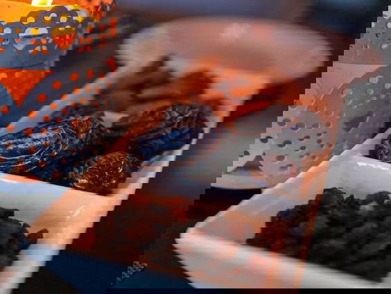 Reporter Marvin doet mee met Iftar met Anisha!