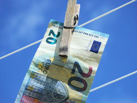 Kleding geven heeft geen zin. Na de Tsunami lag er een berg aan kleding, zo groot als een flatgebouw