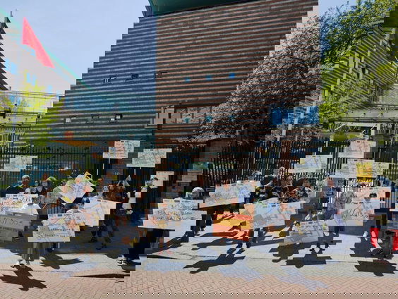 Alerk(22) overhandigde gister 101.000 handtekeningen aan de Chinese Ambassade!