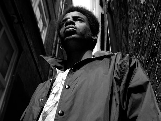 Track Niet Okee vertelt het verhaal van rapper Mulu en zijn struggles