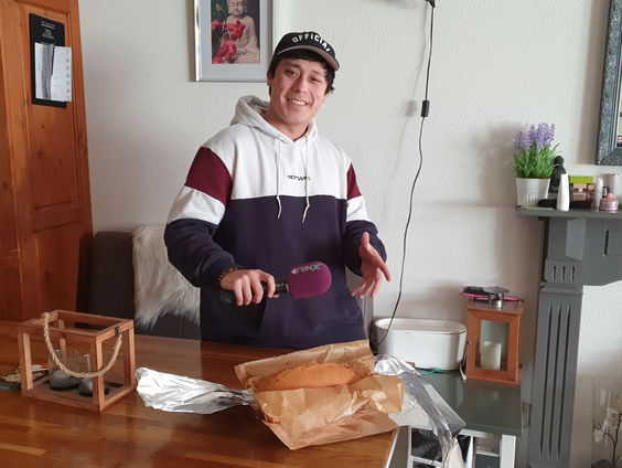 Reporter Marvin bakt een cake voor zijn beste mattie!