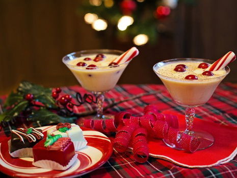 DATING DILEMMA: MOET IK EEN MOVE MAKEN BIJ M'N COLLEGA TIJDENS DE KERSTBORREL? REACTIES