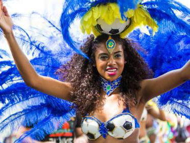 Rotterdam Unlimited: Morad 'schuurt' een moeder op de FunX praalwagen