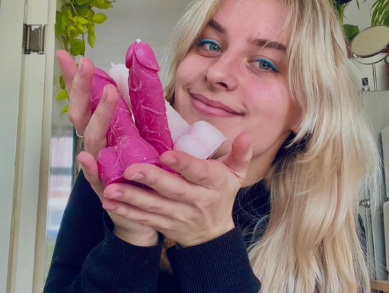 Karen (21) maakt kaarsen in de vorm van een piemel