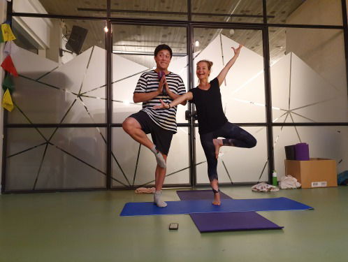 Reporter Marvin volgt een yogales?!