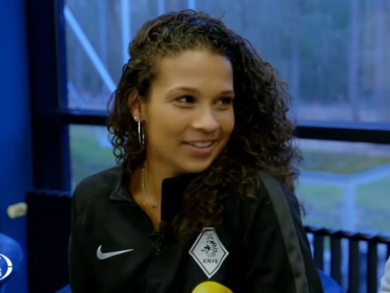 Finally! Shona Shukrula is de eerste vrouwelijke official in het betaalde voetbal