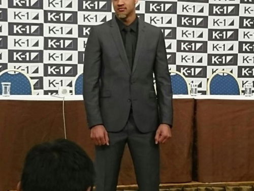 kickbokser Ibrahim Elbouni steelt de prijs tijdens een persconferentie