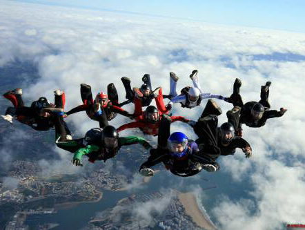 Fanny uit Breda verbreekt wereldrecord vrouwen skydiving