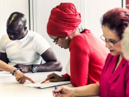 Waarom is inburgeren in Nederland zo moeilijk?