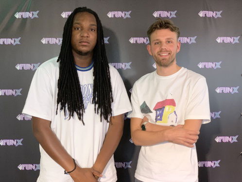 Jonna Fraser speelt het UNO woord-spel