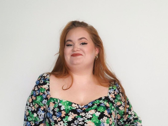 Kelly (23) over long covid: 'Ik heb nog steeds spierpijn, haaruitval en ben vergeetachtig'