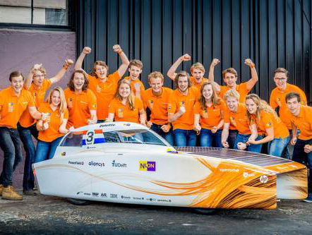 Emma racet in zonneauto door Australië!