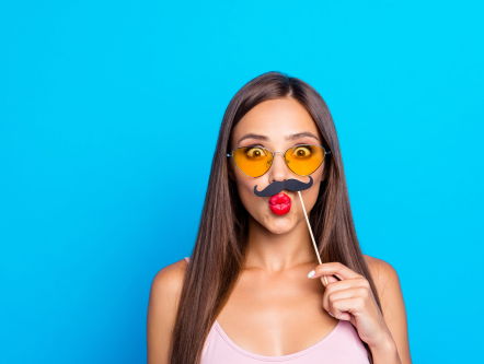 Moeten ook vrouwen hun snor laten staan voor Movember?