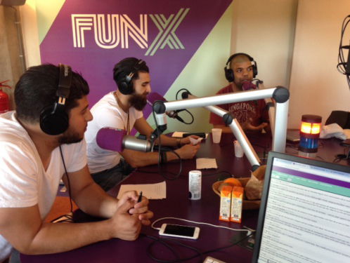 Yernaz, Abdul en Hazjir bespreken de FunX app