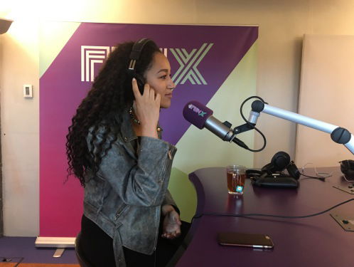 Sophia Ayana zingt Shakira foutloos mee in het Start Karaoke Spel