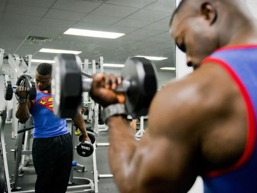 Rolf Sanchez werkt hard aan zijn summer body door challenge met Roué Verveer en Jandino