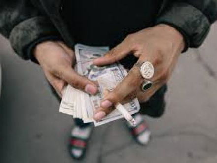 Maakt het ons gelukkiger als de man meer verdient?