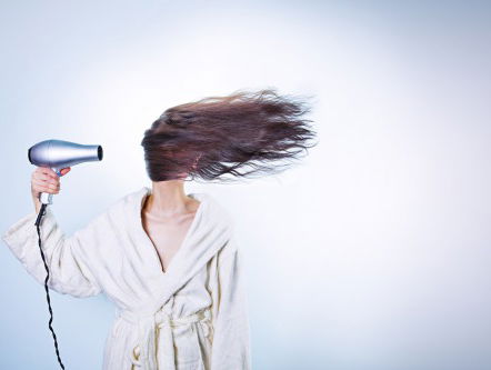 Luisteraar Salomie knipt haar haar af voor kale klasgenoot