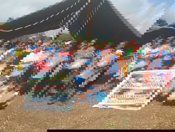 Estelle hielp op de Molukken na de aardbeving