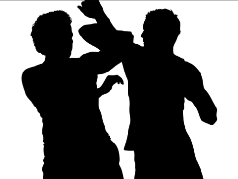 Dit is waarom mensen blijven doortrappen als iemand op de grond ligt