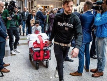 TIM, DE GOAT, HOFMAN ZAMELT EEN KWART MILJOEN HANDTEKENINGEN IN VOOR KINDERPARDON