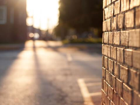 KHALIL (21) GAAT WEKELIJKS LANGS DE DEUREN OM JONGEREN MET SCHULDEN TE HELPEN