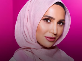 VEEL KRITIEK OP AMENA KHAN EN HAAR HIJAB IN HAARCAMPAGNE