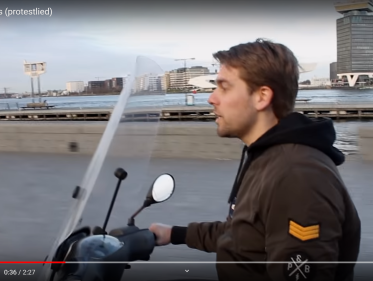 Voortaan snorfietsers verplicht op de weg - Snorfietser Gino: "Ik ben echt bang dat het mis gaat."