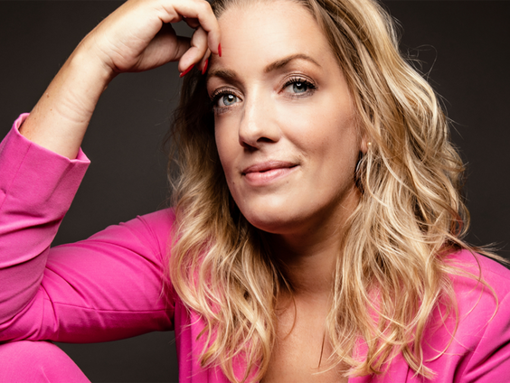 Tara is ex-Jehova's Getuige, ze vertelt over de breuk en haar succes