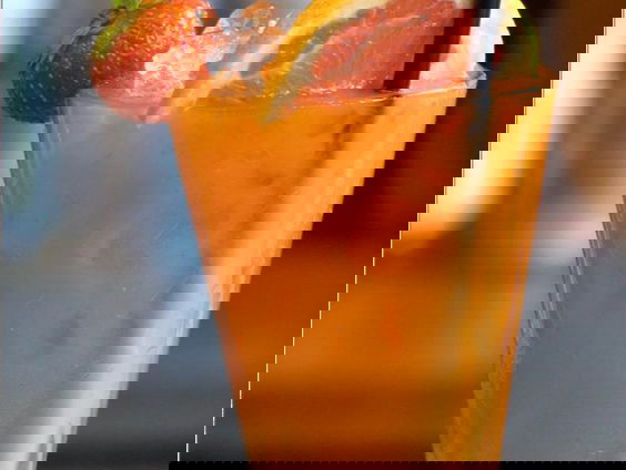 POUR IT UP: Reporter Camille maakt de nummer 2 beste zomerse cocktail bekend!