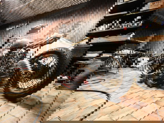 Motorfietstechnicus Lucy houdt zich perfect staande in de mannelijke motorwereld