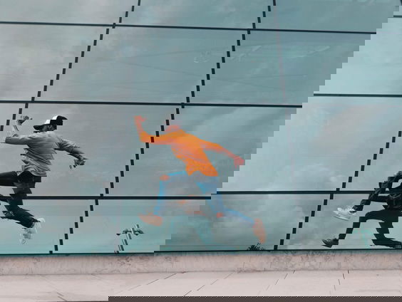 Reporter Marvin wordt achtervolgd door acteurs!