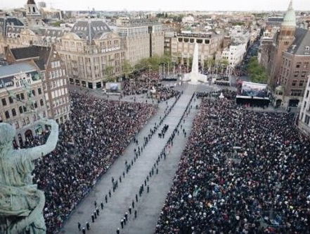 Vluchtelingen herdenken met dodenherdenking?