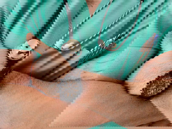 Arts David Smeekens legt uit hoe een inwendige defibrillator werkt