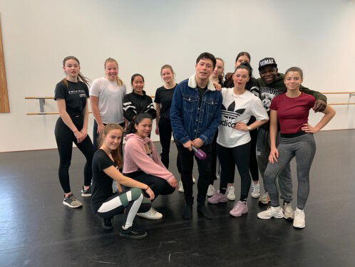 Reporter Marvin doet mee aan een les hiphopdansen!