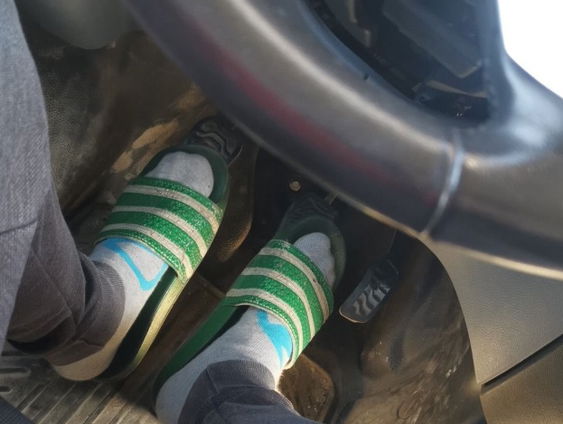 Let op: Autorijden met slippers aan is gevaarlijk!
