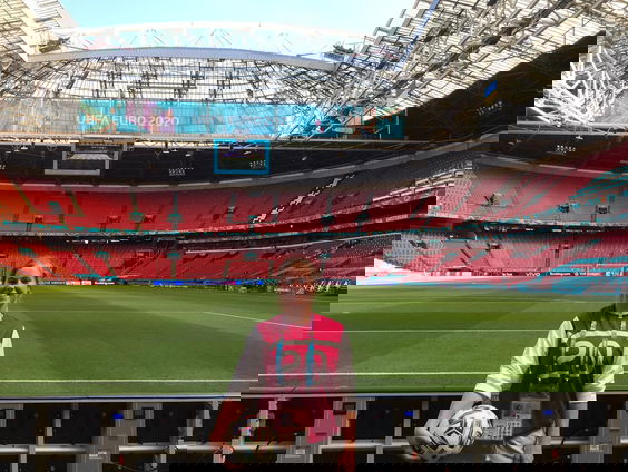 Freestyle voetballer Jasmijn over meisjes en voetbal: "Je dwingt respect af."