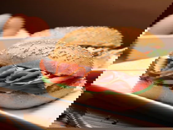 Reporter Marvin maakt zijn eigen broodje warm vlees: "Café Marvin is geopend!"