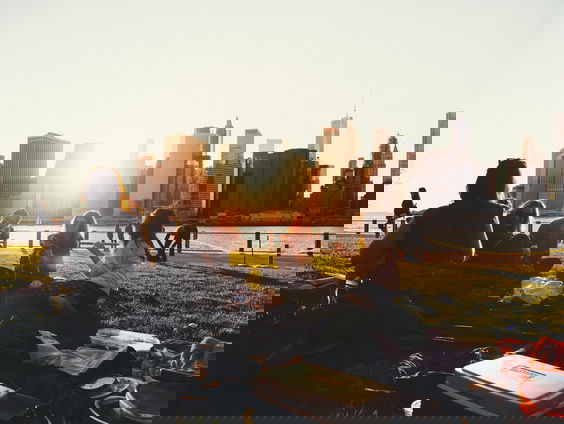 Jongerenwerker Aldwin spreekt jongeren aan op straat om binnen te blijven