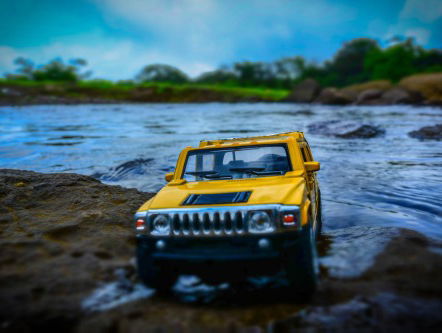 Dit is wat je moet doen als je auto te water raakt!