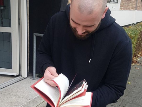 POËZIE DAG: DEREK OTTE MIXT HIPHOP MET POËZIE IN SPOKEN WORD OVER TUPAC!