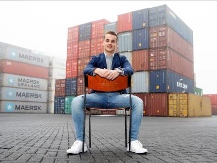 Arjan (22) bouwt containers om tot luxe woningen