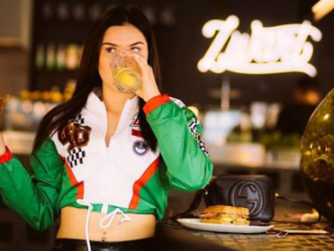 Famke Louise exposet biergooier, goed idee?