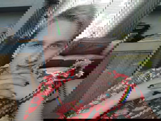 Lars (18) mag niet met gelakte nagels werken achter de kassa bij Jumbo