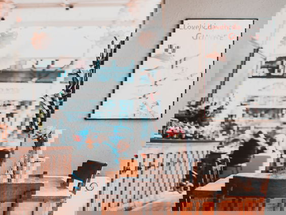 Dit café in Ede heeft weinig moeite met de coronaregels: 'niet leuk, maar het moet'