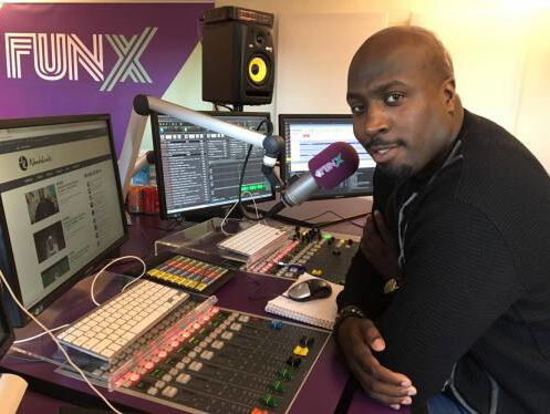 LOL: Kandidaat Moordende Minuut belt stiekem vanuit kantoor en moet fluisteren